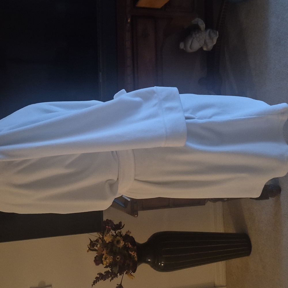 White Plush Bathrobe - Picture 3 of 8